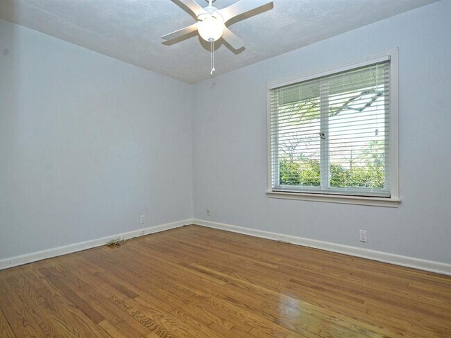 Building Photo - 2600 Twin Oaks Dr