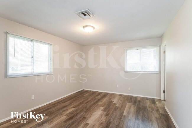 Building Photo - 440 Durwood Dr