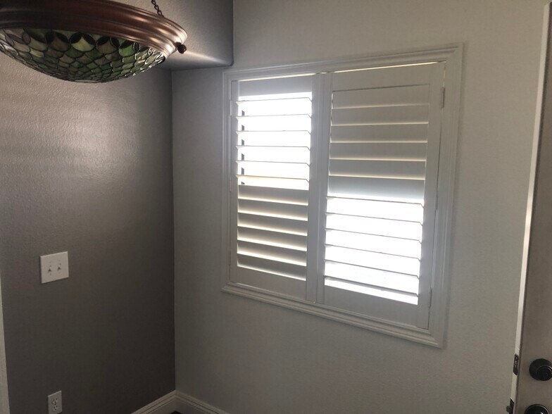 Building Photo - 3400 Cabana Dr