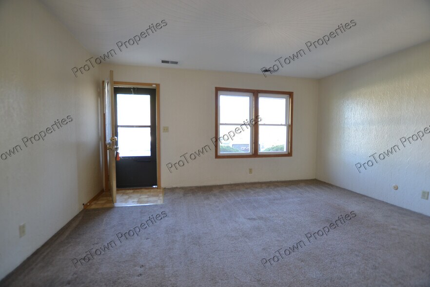 Building Photo - 674 Meadowood Ln