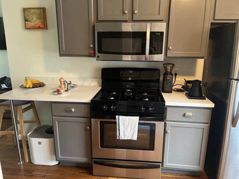 Kitchen - 1023 W Gardner St