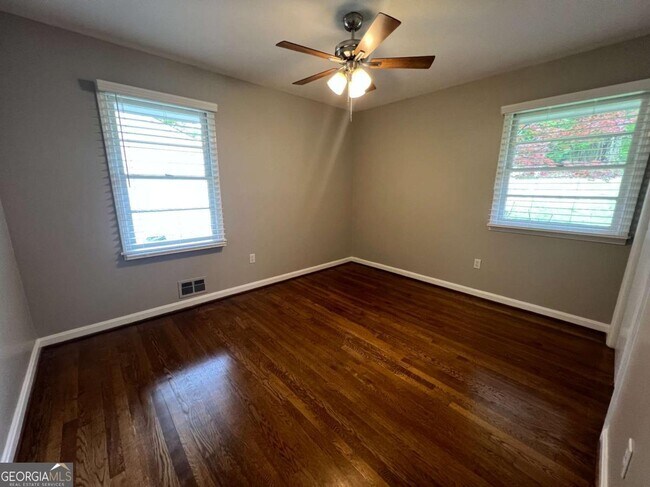 Building Photo - 1369 Longview Dr