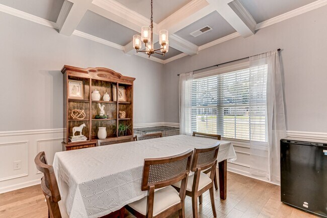 Building Photo - Two Story home in Quaker Knoll! Ready now !