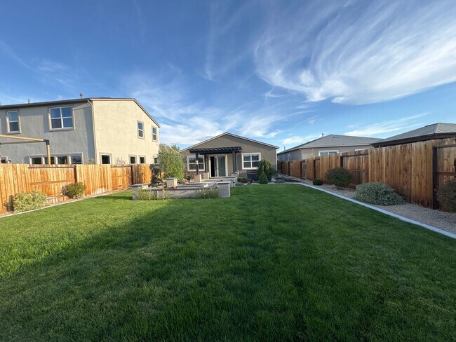 Building Photo - Gorgeous 3 bed / 3 bath home with upgrades...