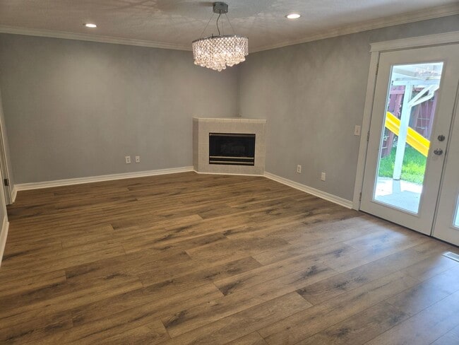 Building Photo - Hyland Hills 5 Bedroom Gem