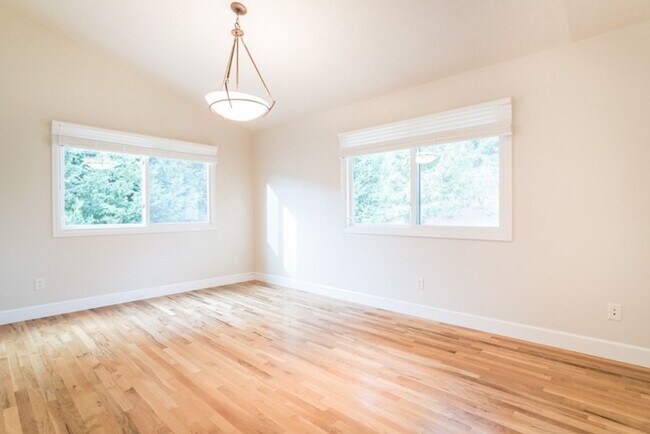 Building Photo - Escape to the Country, Spacious Contemporary in Wilsonville with Shop