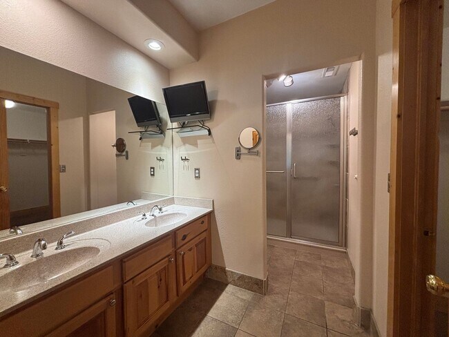 Building Photo - 2 Bed/2.5 Bath Townhome with A/C and gas f...