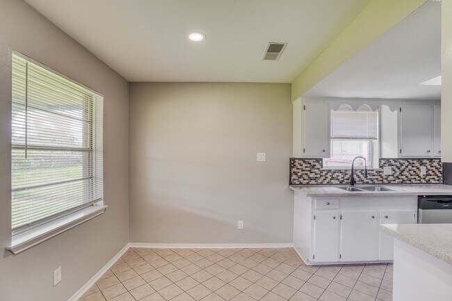 Building Photo - 13914 Duncannon Dr