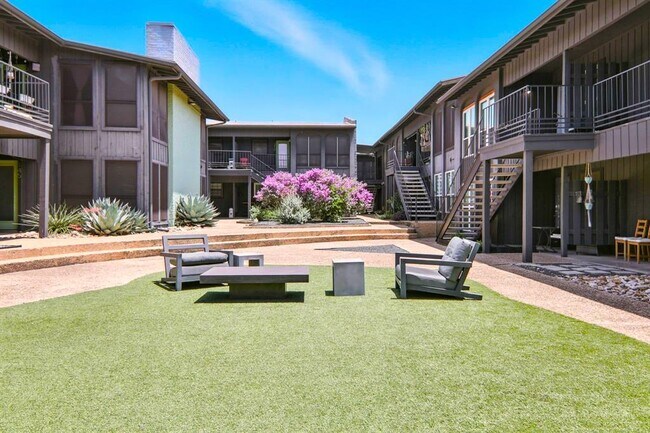 Building Photo - 909 Reinli St