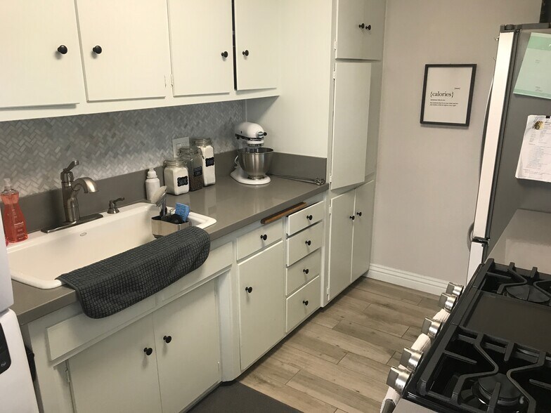Kitchen- Quartz Countertop - 2912 Peppertree Ln