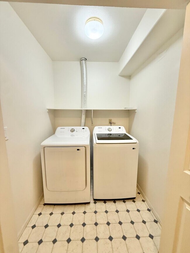 Building Photo - End- unit townhome on Hamlet!