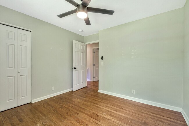 Building Photo - 213 Ivy Dr