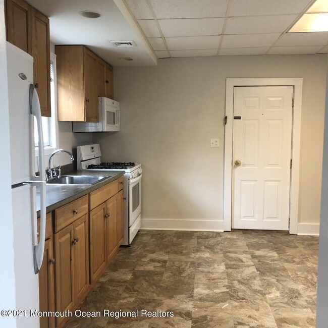 Building Photo - 497 Sycamore Ave