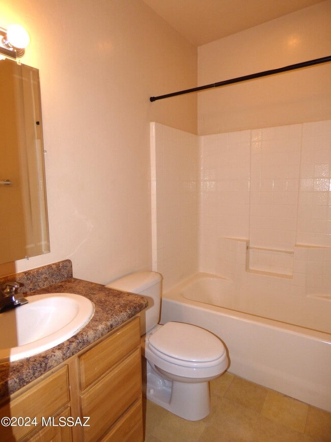 Building Photo - 1077 N Riverside Dr
