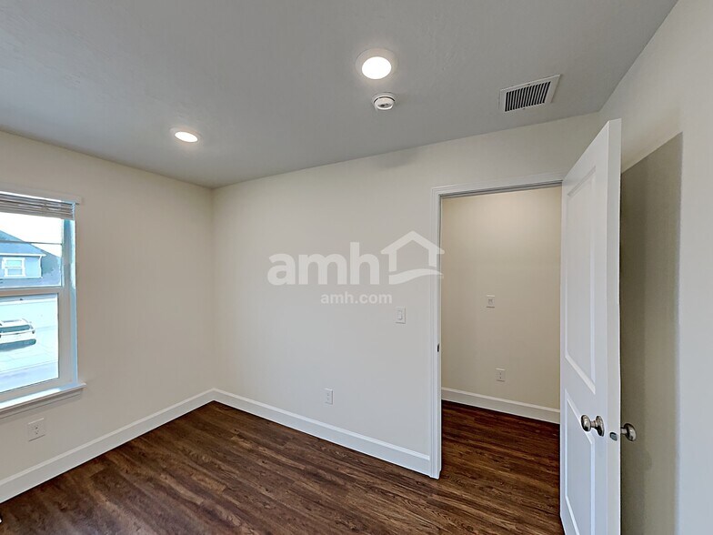 Building Photo - 2445 E Tumbleweed Rd