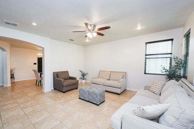 Building Photo - 9813 Sandhill Dr