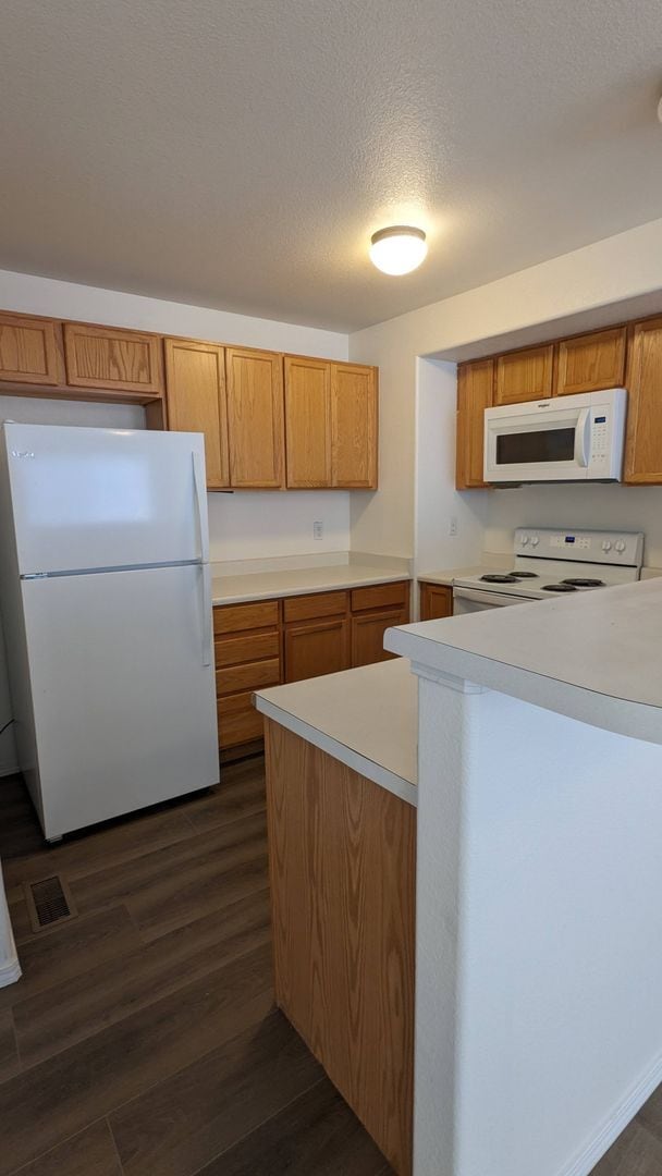 Building Photo - 3 BED/2.5 BATH TOWNHOME IN UNIVERSITY VILL...