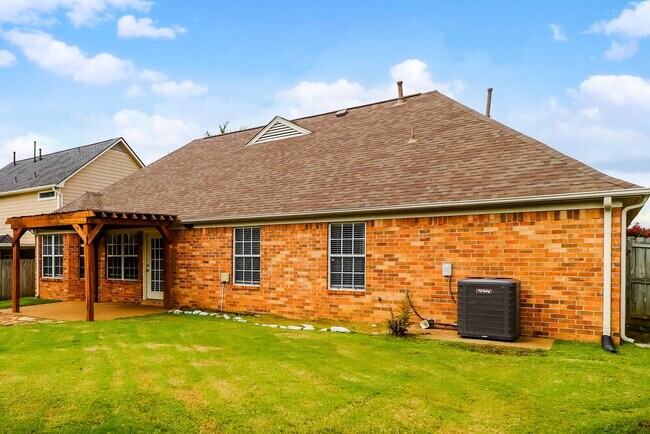 Building Photo - 11591 Millwind Dr
