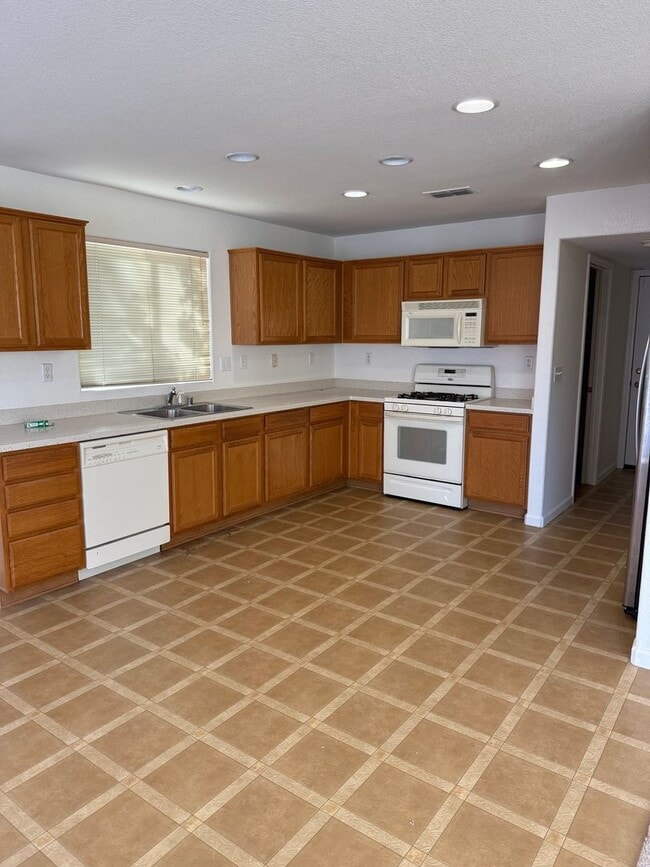 Building Photo - LARGE CORNER LOT 2 STORY 4 BED HOME IN MATHER