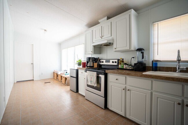 Building Photo - 20511 N Sabine Dr