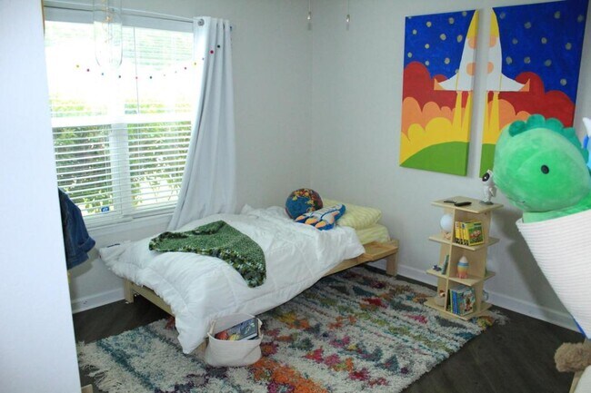 Building Photo - 500 E Marigold Dr