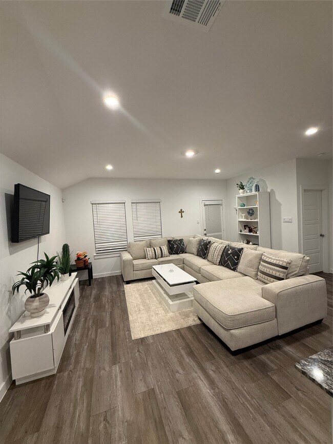 Building Photo - 1119 Fringed Bluestar Dr