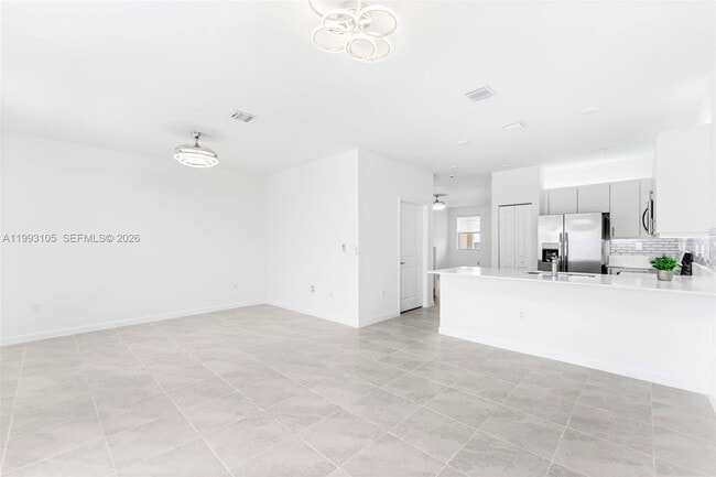 Building Photo - 2425 SE 28th Dr