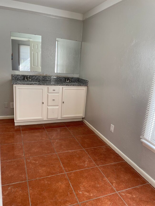 Building Photo - Move in SPECIAL! $995/month