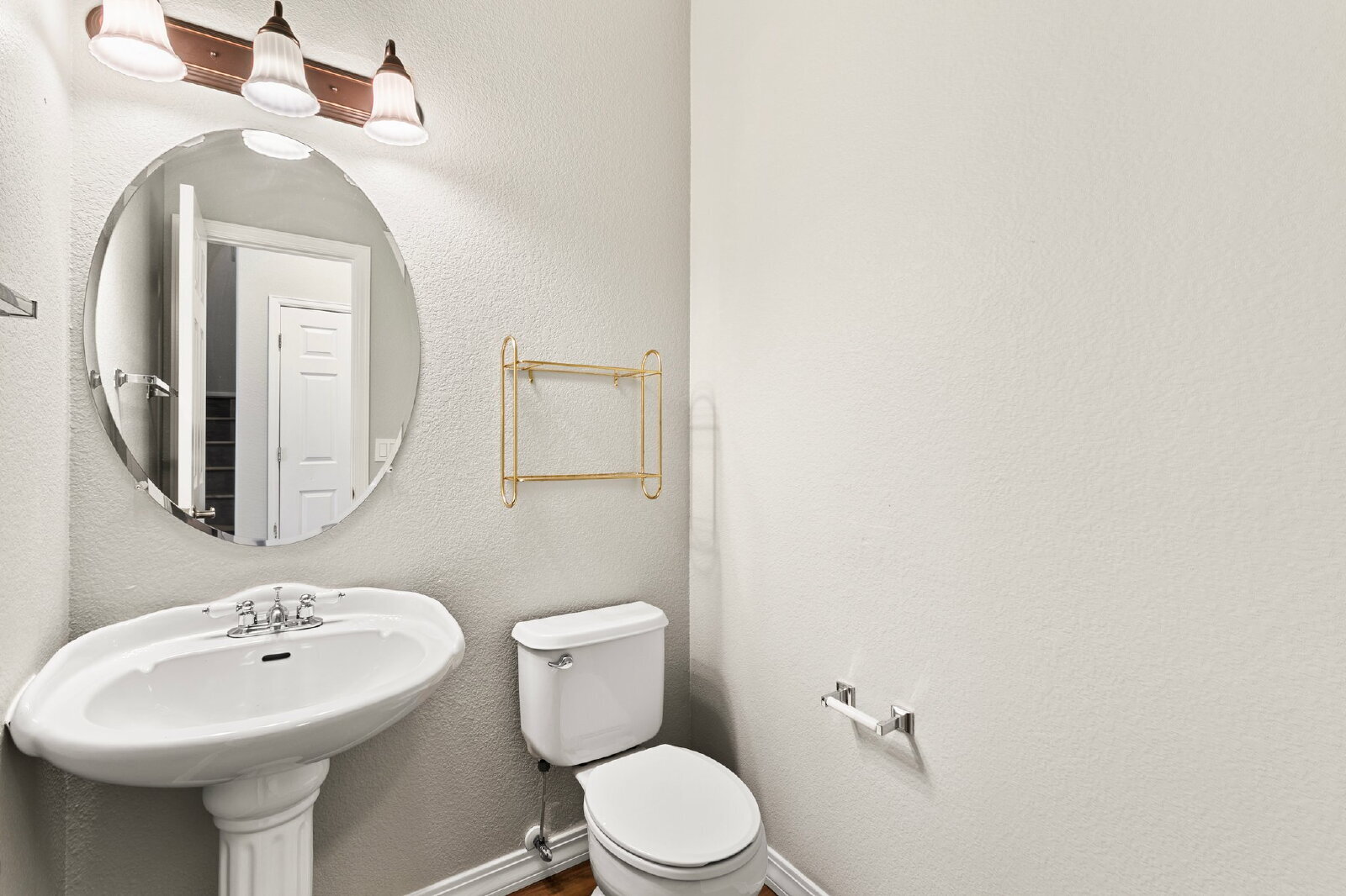 Building Photo - Updated Townhome with Views – Minutes to P...