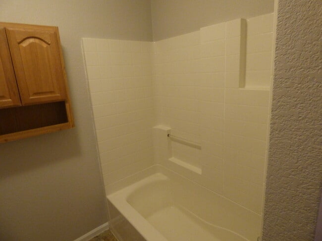 Building Photo - Beautiful 3 Bedroom 2 Bath Townhome with 2...