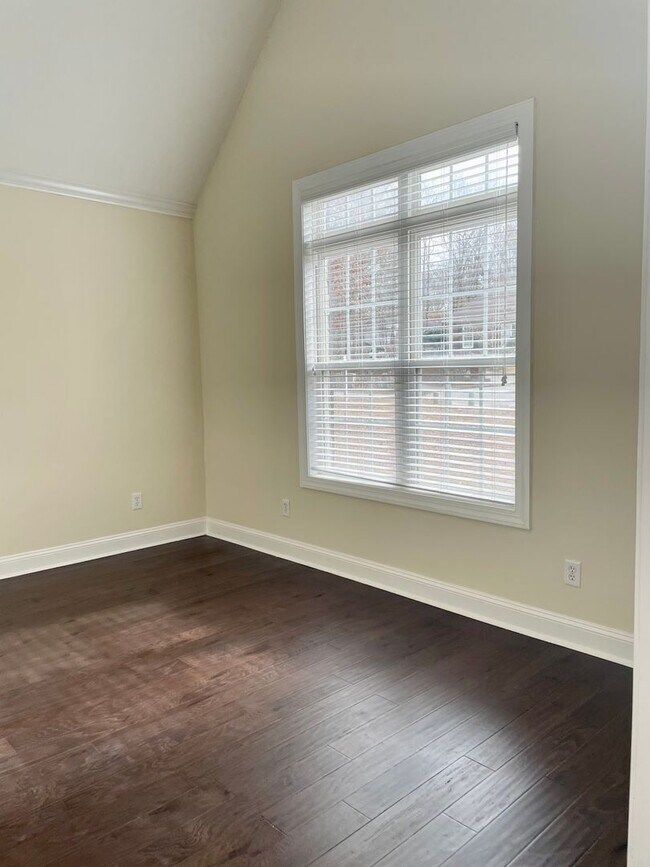 Building Photo - Large Home Settled on Culd-e-sac