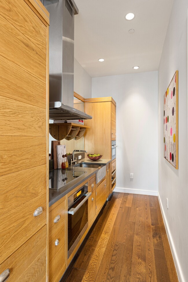 Building Photo - 425 W 50th St