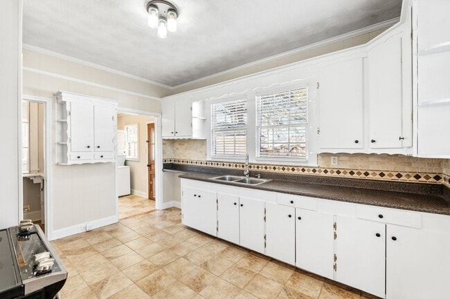 Building Photo - ELECTRICITY INCLUDED on this Renovated 2 B...