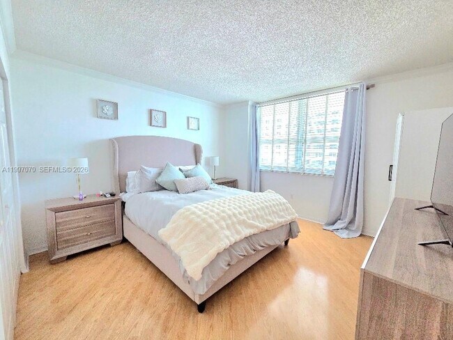 Building Photo - 1155 Brickell Bay Dr