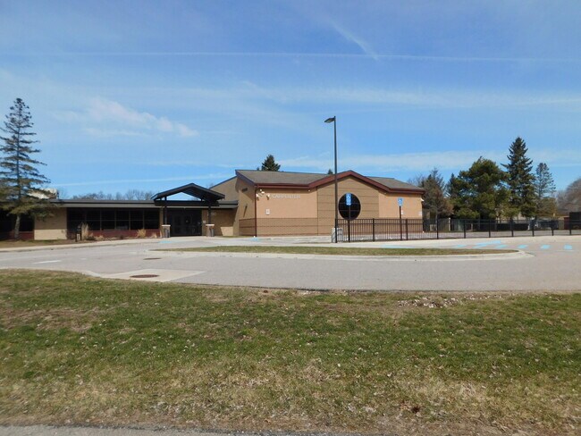 Building Photo - 3288 Hickory Dr