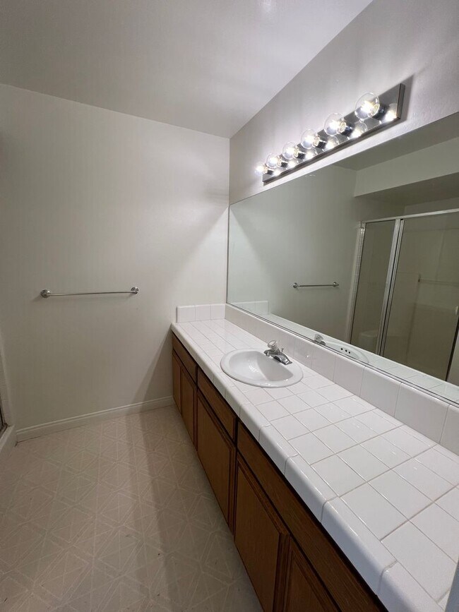 Building Photo - Cute North Bakersfield home!