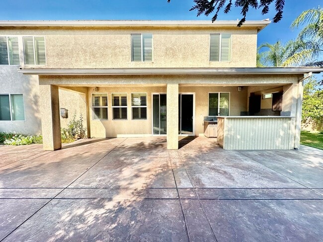 Building Photo - HUGE 5/3 Sanger Home with SOLAR