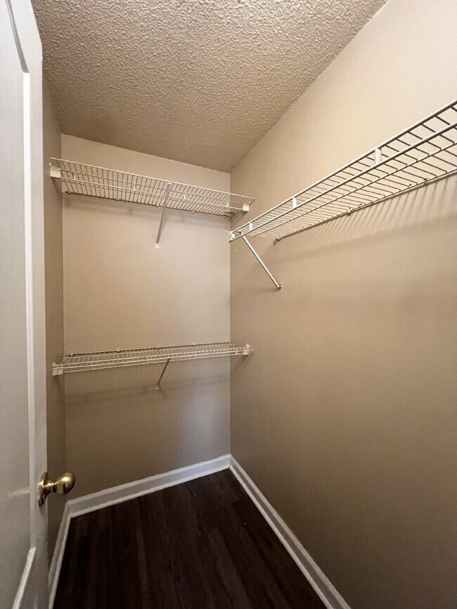 Building Photo - 2 bed/2 bath with new paint and flooring! Pets are welcome! New Back Porch!