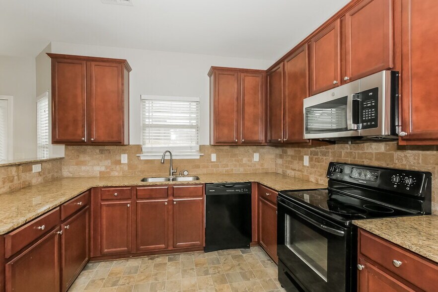 Building Photo - 632 Stevens Pl