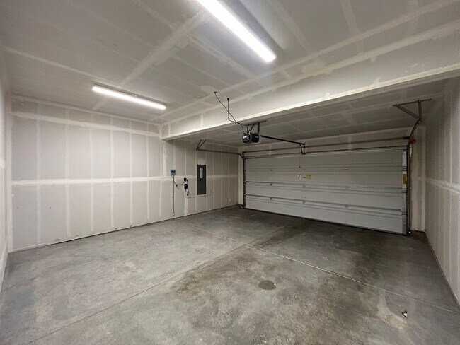 Building Photo - Beautiful 4 Bedroom Home with Attached Garage!