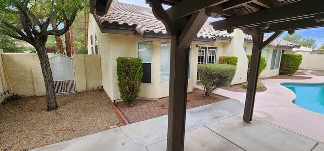 Building Photo - Well Maintained Single Story Pool Home in a great location!