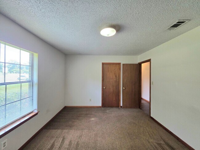 Building Photo - 733 Neal Rd