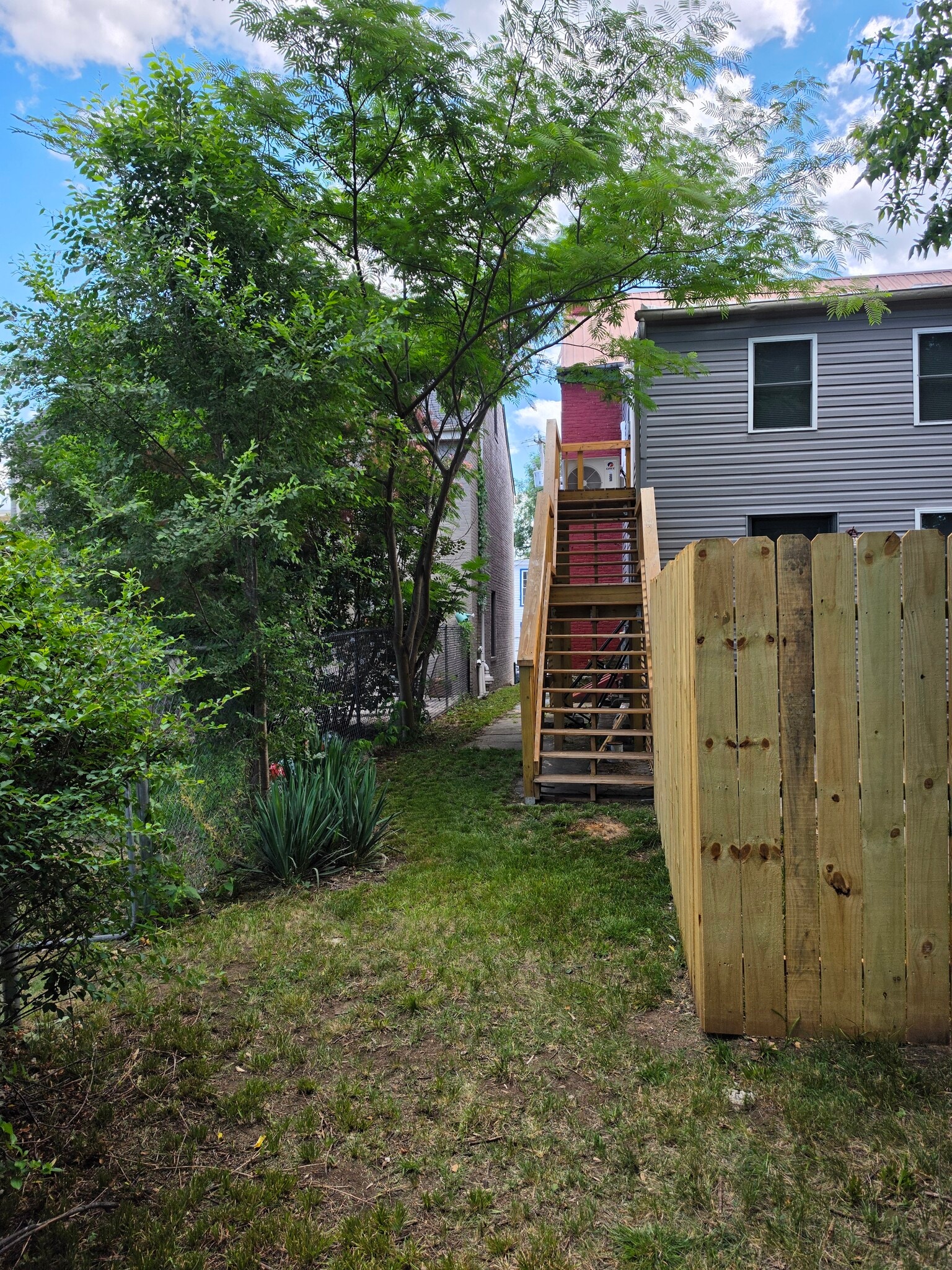 Building Photo - 209 E Martin St