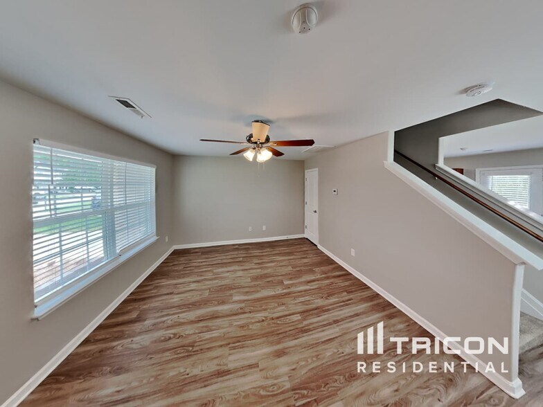 Building Photo - 661 Thistle Dr