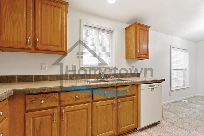 Building Photo - 3 Bedroom 2 Bathroom Home with Off-Street ...