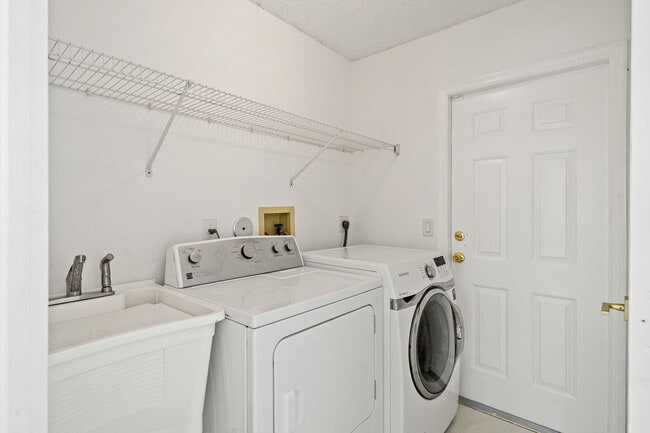 Building Photo - 13008 Meadowbreeze Dr