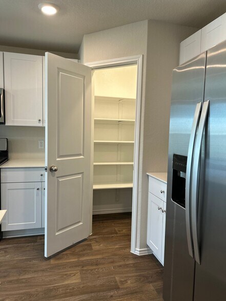 Building Photo - 13928 San Saba Fls