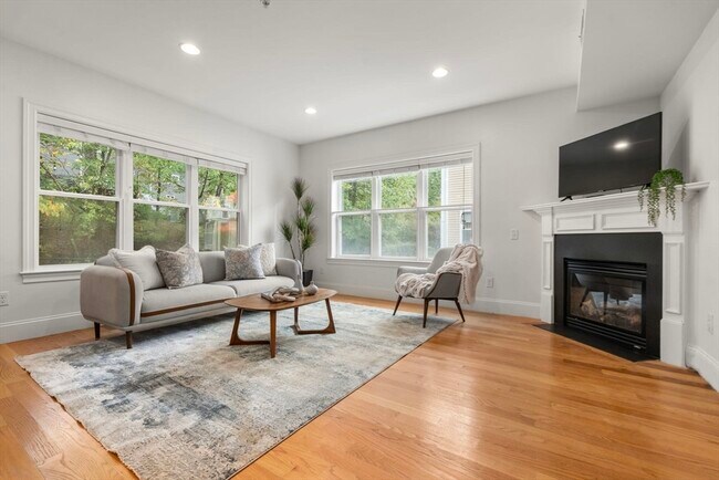 Primary Photo - 865 Lagrange St