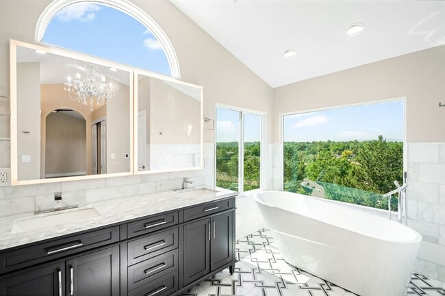 Building Photo - Luxury 6BD, 5BA Recently Remodeled Littlet...