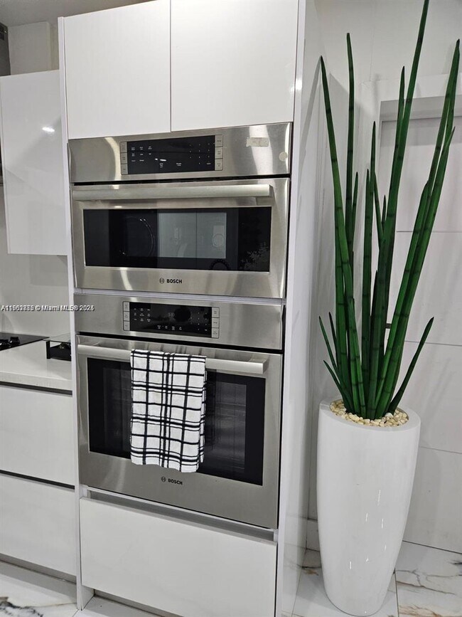 Building Photo - 106 SE 4th Ave